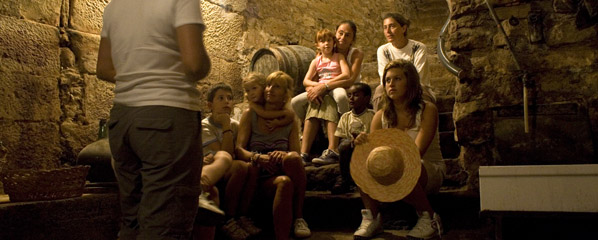 Escuchando un cuento en la bodega Escuchando un cuento en la bodega