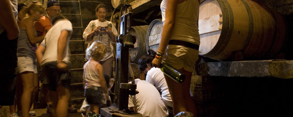 Embotellando vino en el calado
