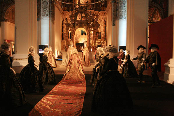 Escena de un acontecimiento religioso con trajes de gala