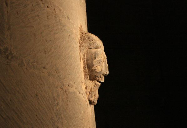 Probable canecillo en la pared interior de la torre de Santiago