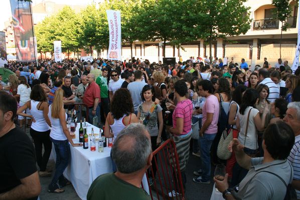 Miles de logroñeses en las catas de Riojano Joven y Fresco 2011